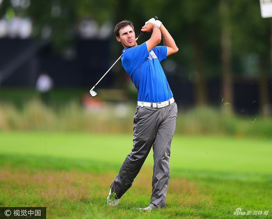 美国球星帕特里克·瑞德在比赛中露出轻松笑容，与同组球员在果岭边击掌互动，气氛融洽