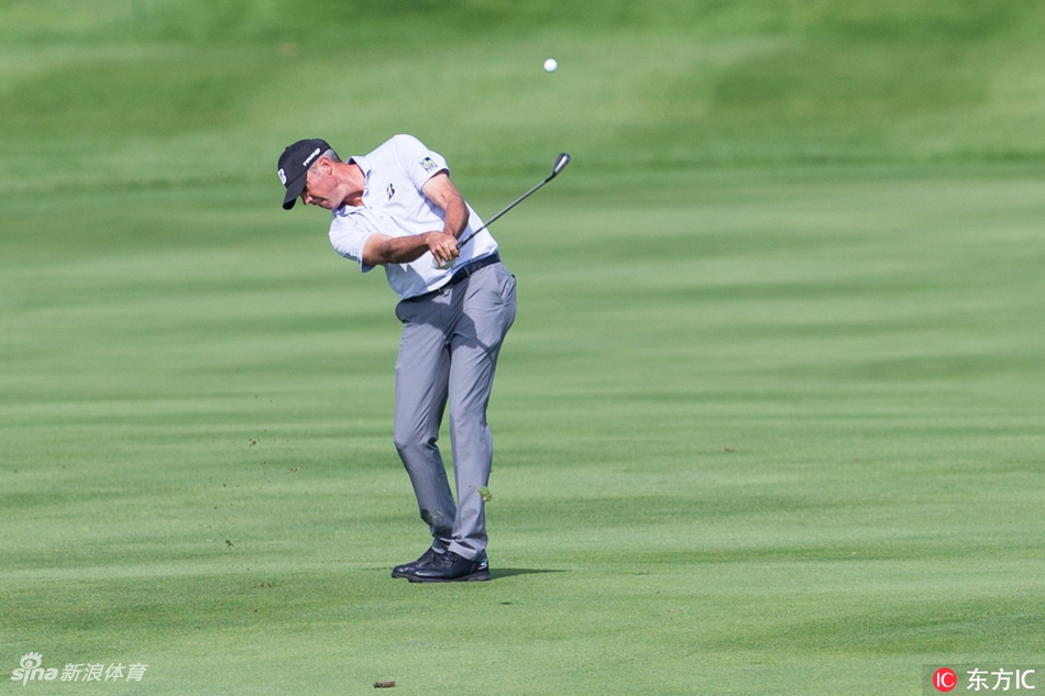 罗伯特·盖瑞古斯在二号洞果岭外，望着小球以不可思议的长推路径滚入洞杯，射下老鹰后振臂庆祝。