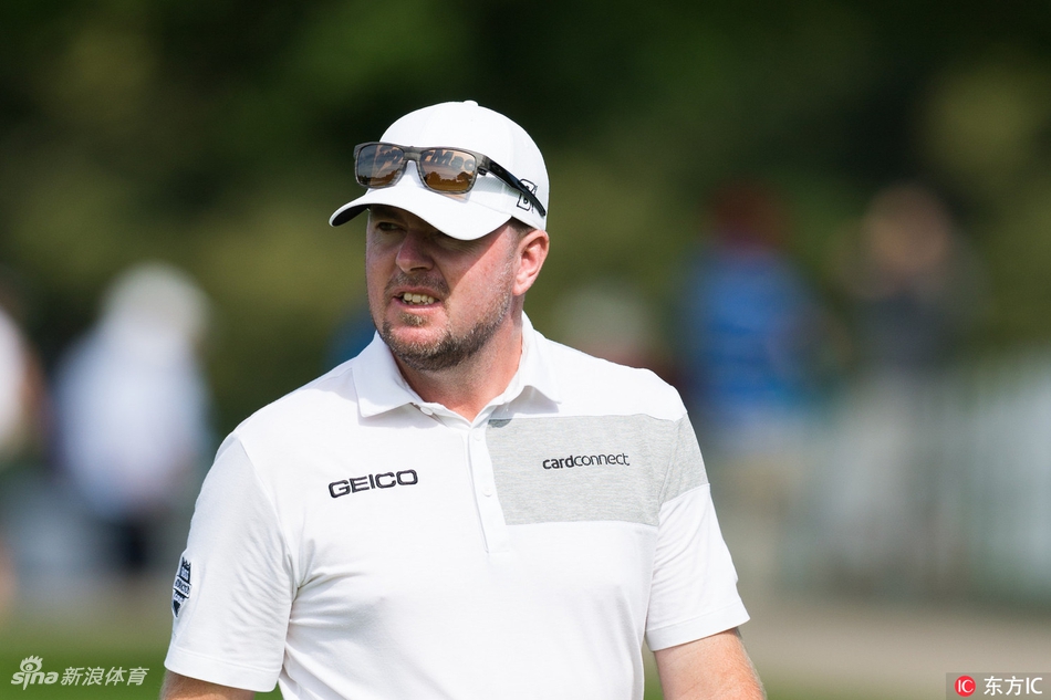 比赛中的精彩瞬间，小球在果岭上朝着洞杯滚去，胜负尽在这细微的滚动之间。