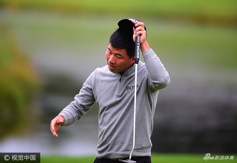 乔丹·史密斯在绿鹰球场第十八洞果岭旁，凝神准备关键一击，脚下是挑战与机遇并存的球道