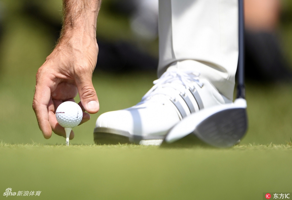 霍夫曼在第三轮比赛中专注地观察果岭推杆线路，神情从容自信，领先优势尽在掌握。