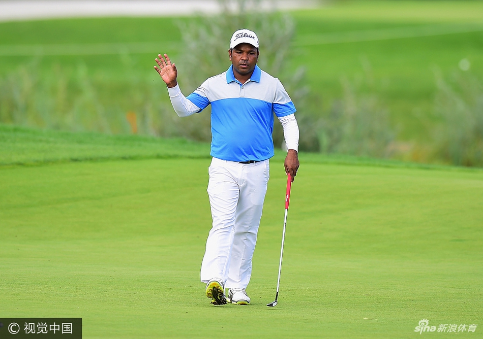 乔丹·史密斯在夺冠后，激动地举起冠军奖杯，脸上洋溢着难以置信的喜悦与如释重负的笑容