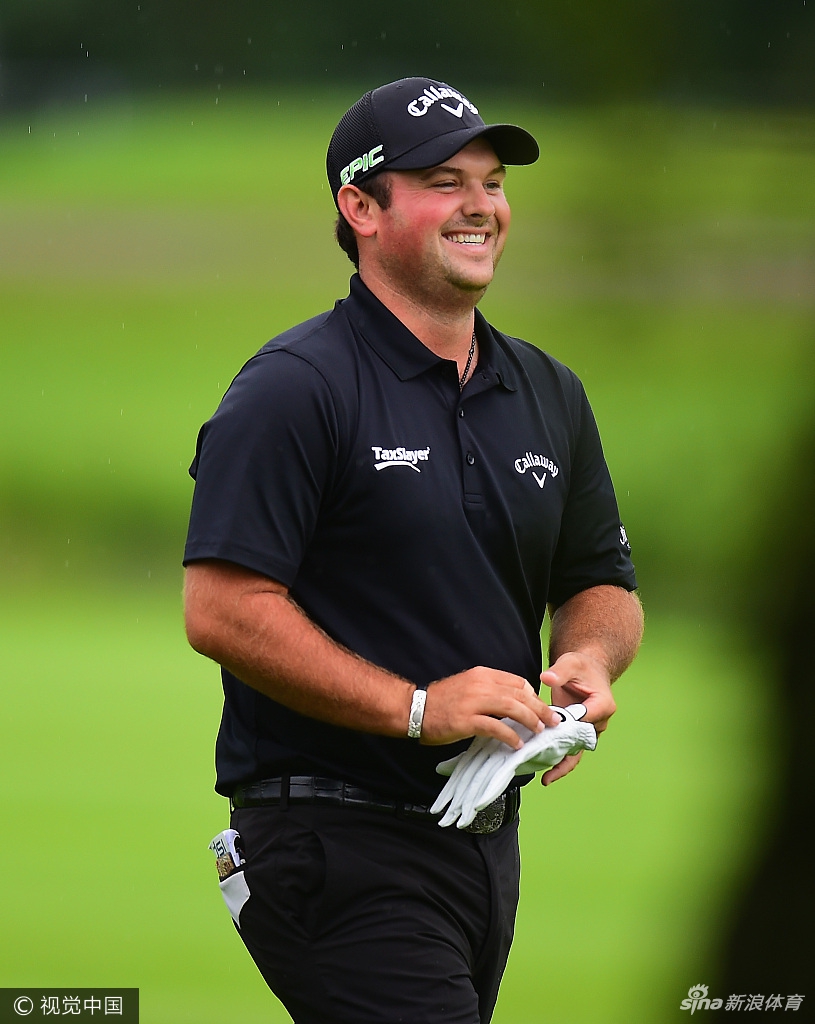 赛事工作人员在雨中紧急覆盖果岭，天空阴沉，展现出比赛所遭遇的极端天气挑战