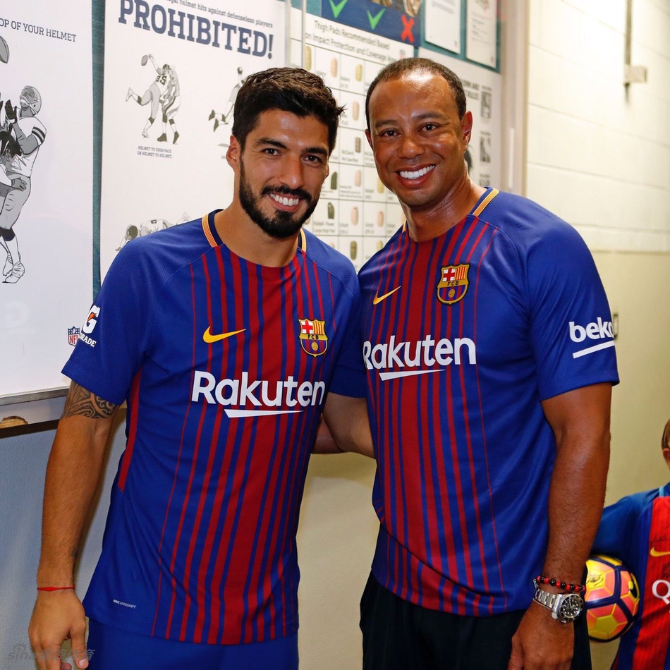 老虎伍兹与巴萨前锋内马尔并肩而立，内马尔手持比赛用球，两人笑容轻松愉快