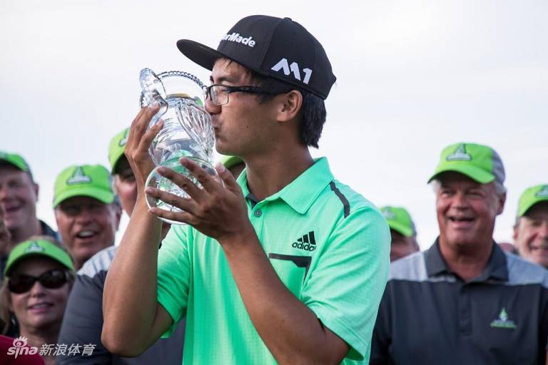 窦泽成深情亲吻冠军奖杯，闭眼享受职业生涯突破性时刻