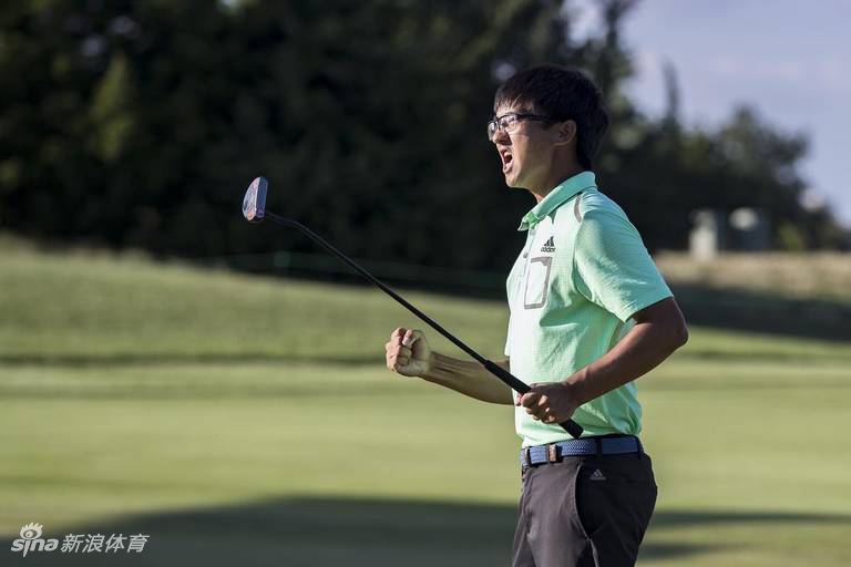 夺冠瞬间窦泽成紧握双拳仰天怒吼，尽情宣泄压力与喜悦