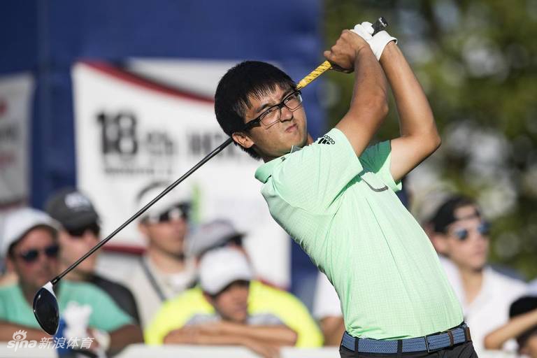 童心未泯！夺冠后窦泽成滑下滑梯，以独特方式享受快乐