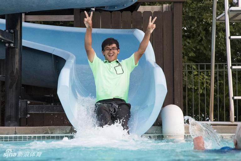 窦泽成与同胞张新军并肩行走在赛场，中国双星闪耀威巡赛