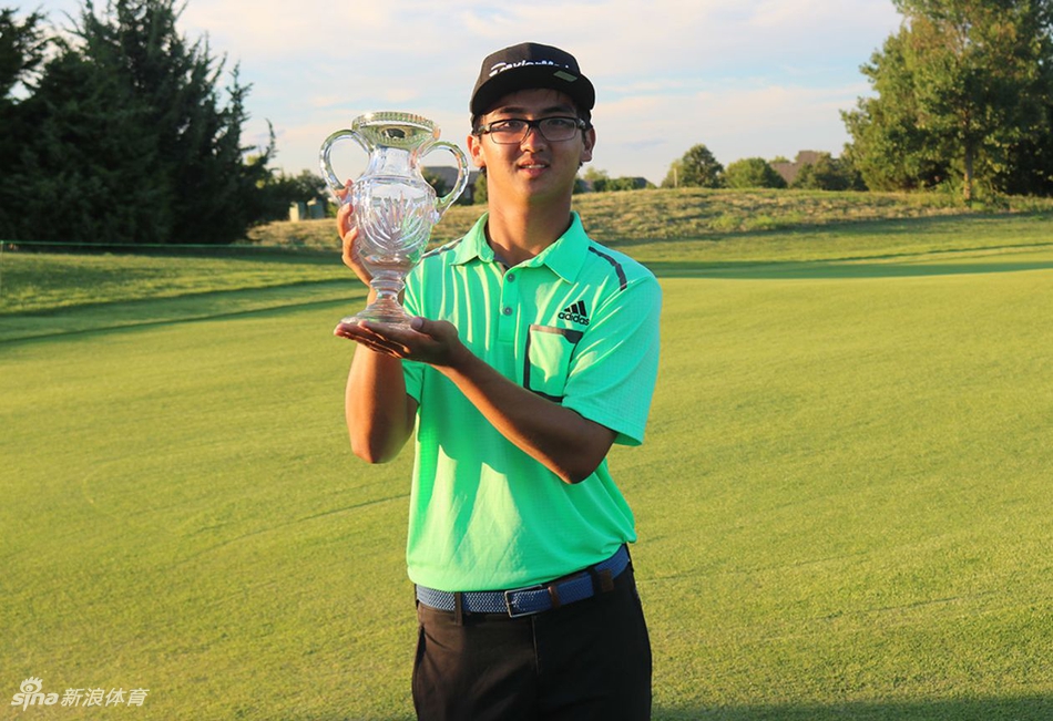 窦泽成在决赛轮中全神贯注进行精准切杆，技术动作干净利落