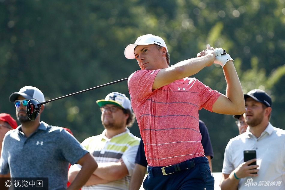 冠军一触即发！斯皮思在练习日奋力开球，白色小球应声而出疾驰向远空，凝聚了所有力量与专注。