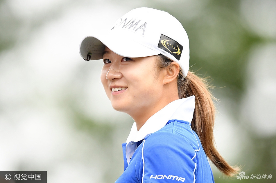 石昱婷在长草区进行一记精巧的切杆，球杆划出流畅弧线，小球应声飞向果岭