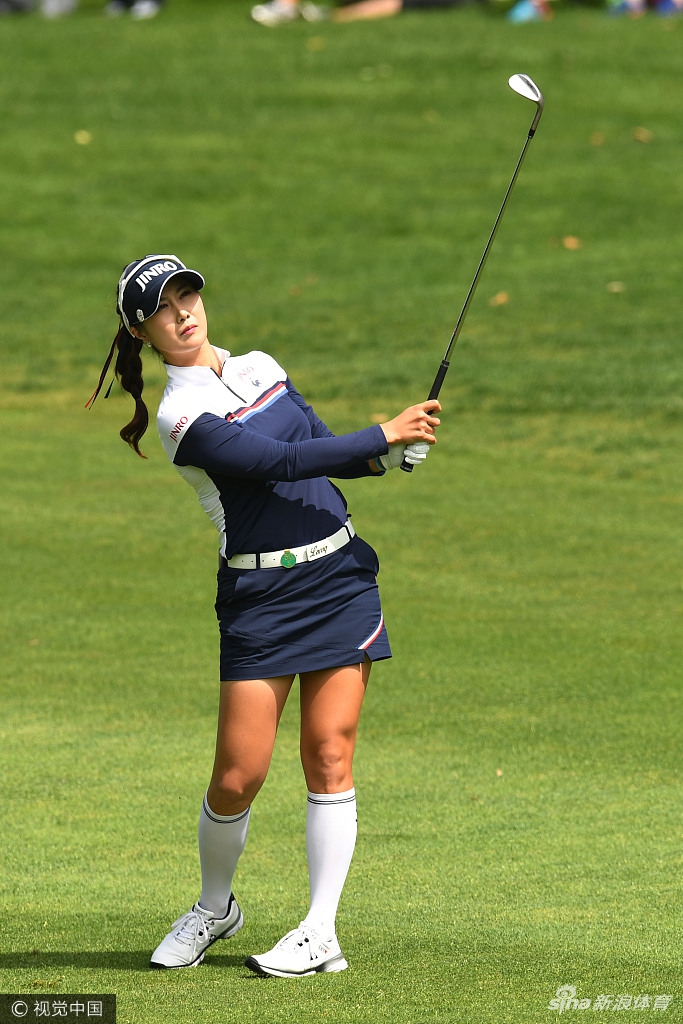 石昱婷在果岭边凝神看线，微微蹙眉思考，寻找最佳的推杆入洞路径