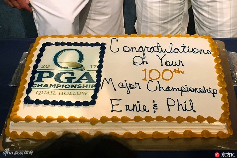 米克尔森手指屏幕，与埃尔斯一同回顾他们1984年初次相遇的老照片，两人脸上洋溢着对往事怀念的笑容。