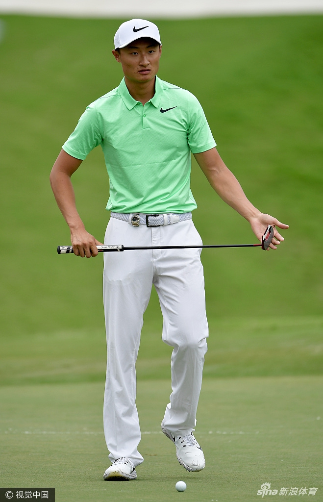 李昊桐凝神静气，优雅上杆，球杆在阳光下划出一道充满力量的弧线