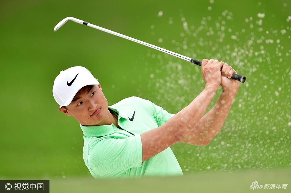 特写镜头下，李昊桐的球包上五星红旗图案格外醒目，象征着国家荣耀与责任