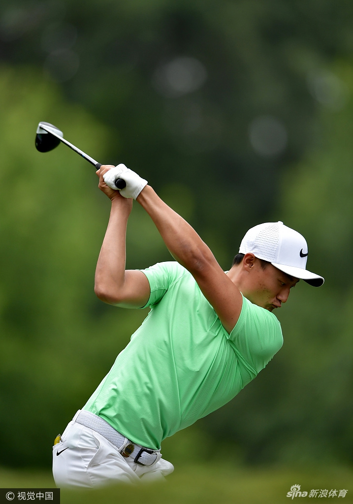 李昊桐亲切地为小球迷签名，脸上洋溢着温暖的笑容