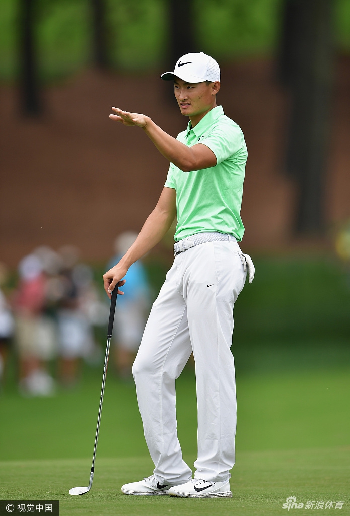 李昊桐独自静立果岭旁，眺望球场，进行最后的战术思考与心态调整