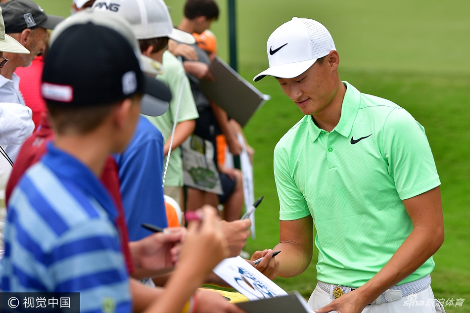 李昊桐在沙坑中全神贯注练习救球，沙尘扬起间展现精湛短杆技术