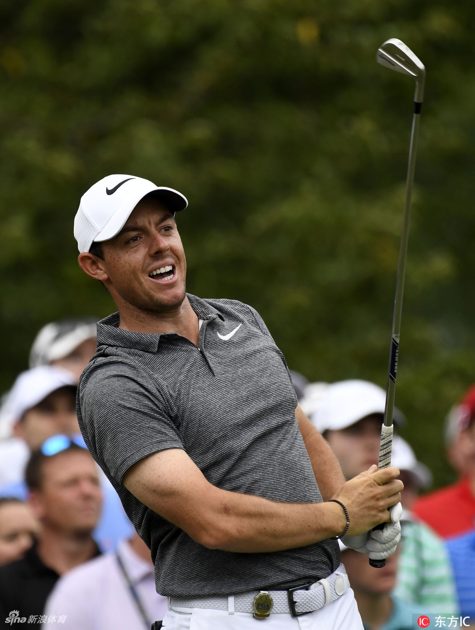 麦克罗伊完成一次关键击球后优雅收杆，目光紧随小球飞行轨迹，充满期待