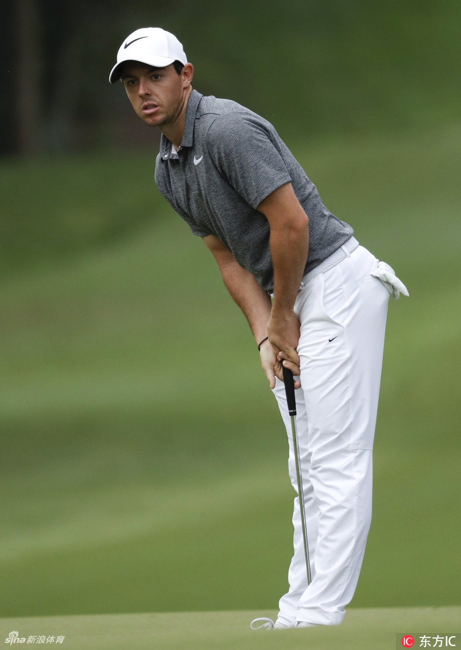 琼·拉姆在果岭上错失推杆后露出难以置信的夸张表情，尽显懊恼与失望