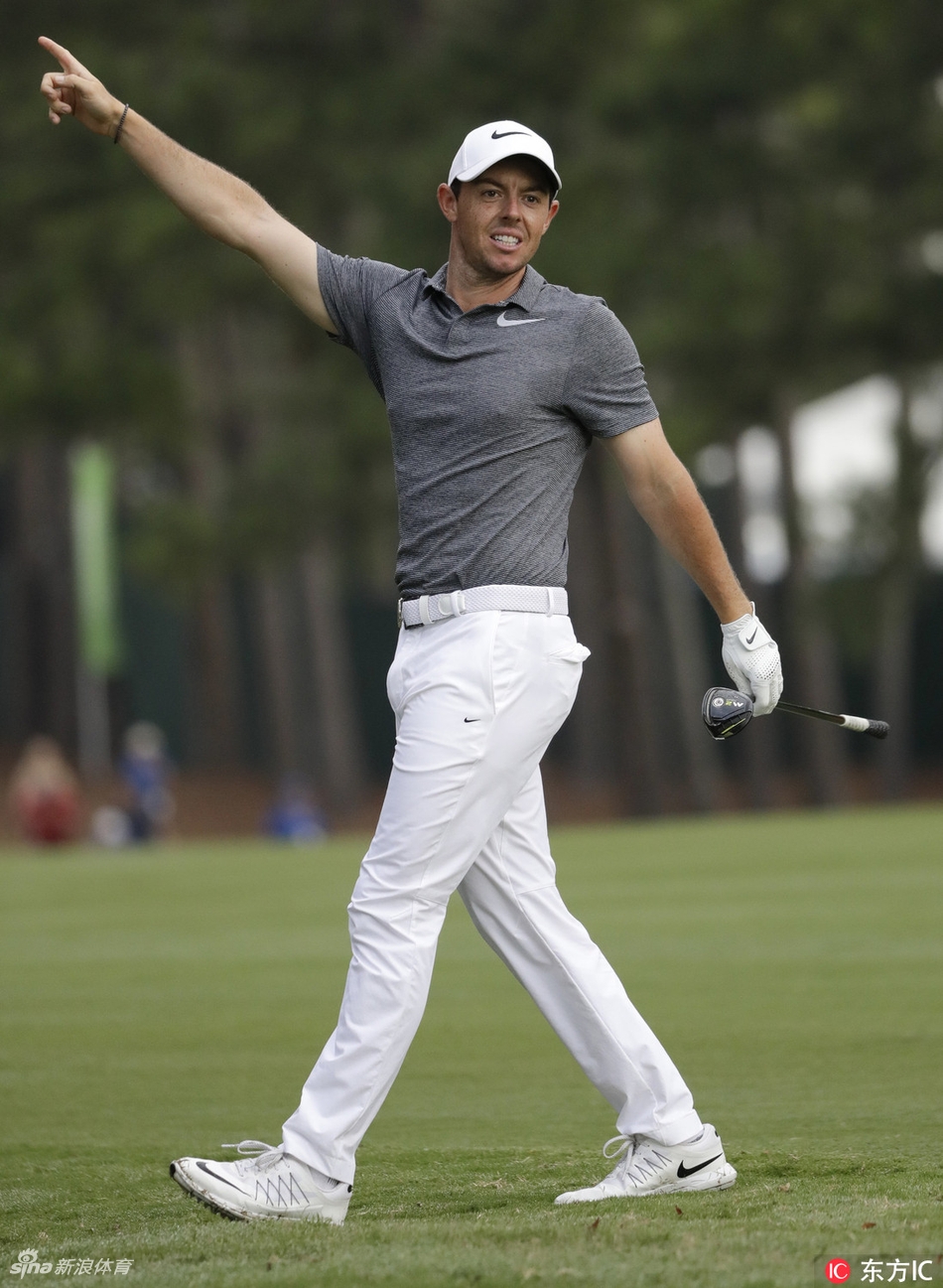 麦克罗伊在开球失误后，双手叉腰凝视球道远方，神情中透露着困惑与思索