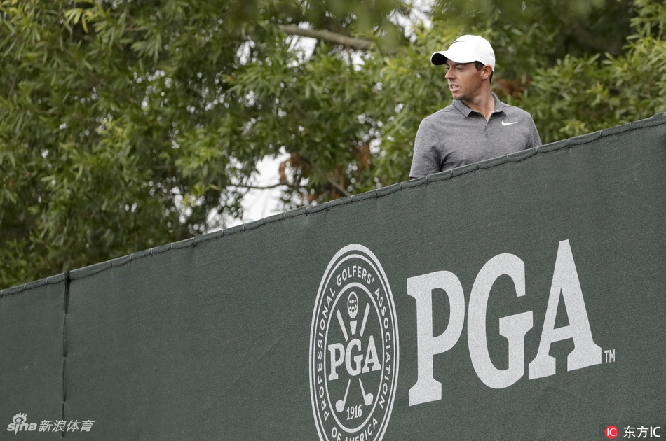 福勒在麦克罗伊准备击球时于一旁安静观察，彰显了同组球员间的尊重与专注