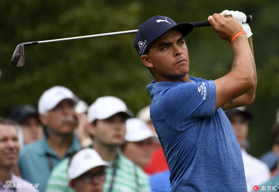 麦克罗伊在果岭上弯腰仔细观察推杆线路，凝重的神情显示出他对每一杆的全力以赴