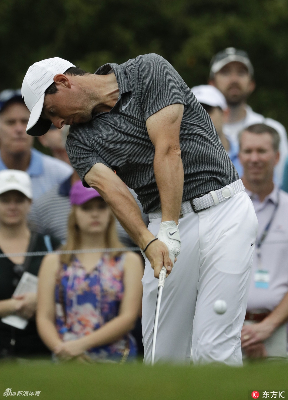 瑞奇·福勒在鹌鹑谷球道上专注审视攻果岭路线，他沉稳的表现为焦点组注入了稳定剂