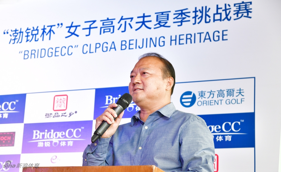 业余实力小将沈佳音在绿茵场上优雅挥杆，姿态标准，充满了青春的活力与希望。