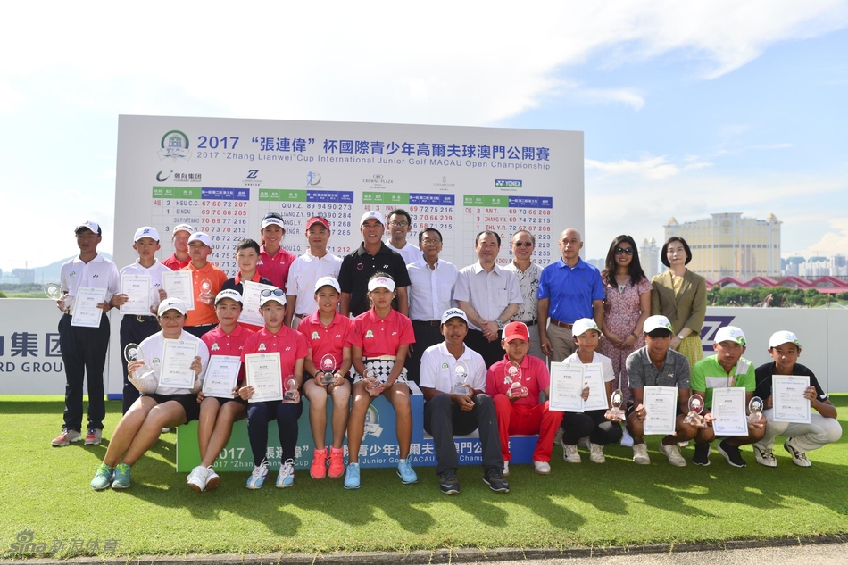 张连伟先生为获奖青少年选手颁奖，面露欣慰笑容，寓意着高尔夫精神的代代相传