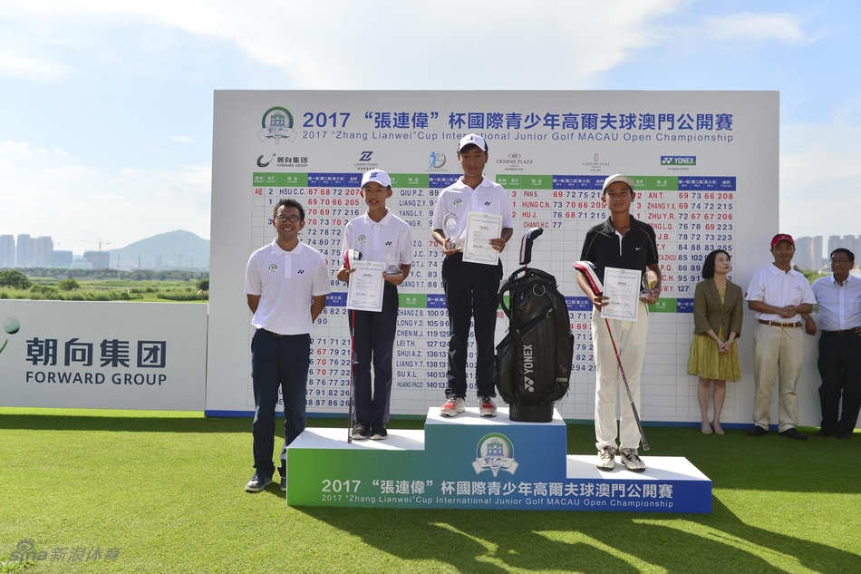 男子B组三位小勇士手持奖牌并肩而立，展现了少年高尔夫球手的风采与友谊