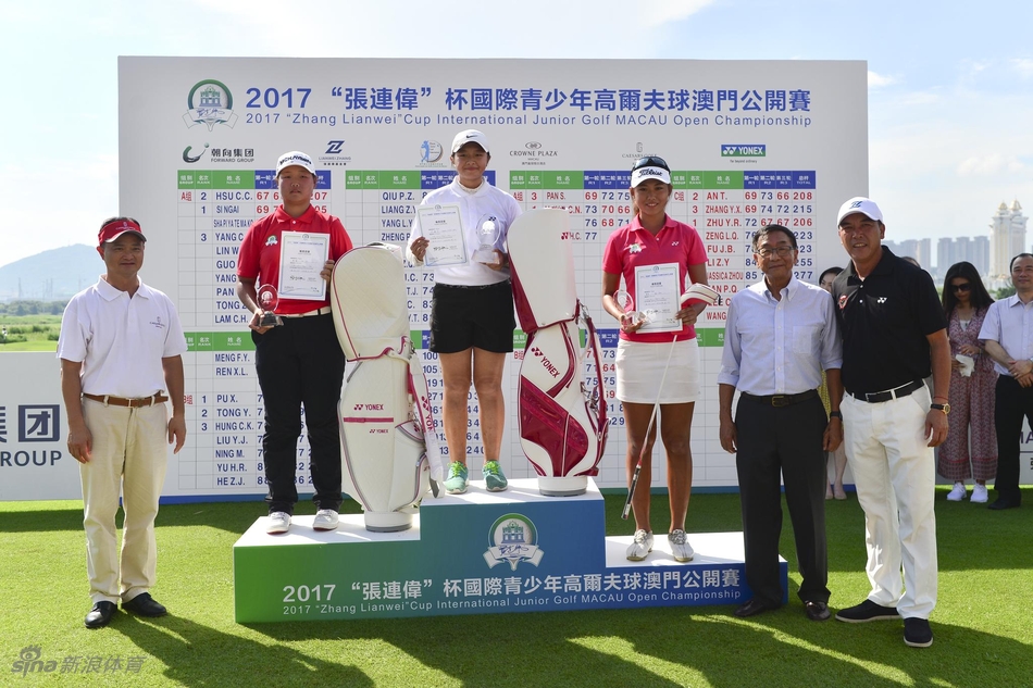 女子A组三位获奖选手合影，青春洋溢的笑容与手中的奖杯交相辉映