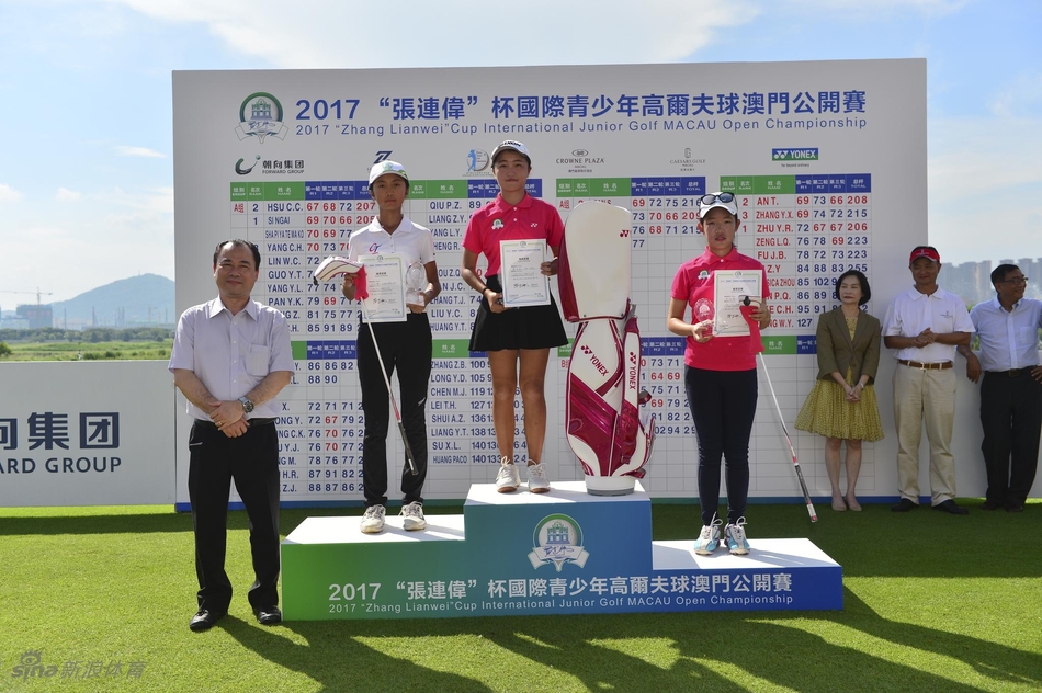 女子B组冠军潘洁红笑容灿烂，她以打破赛场纪录的优异表现傲视群芳