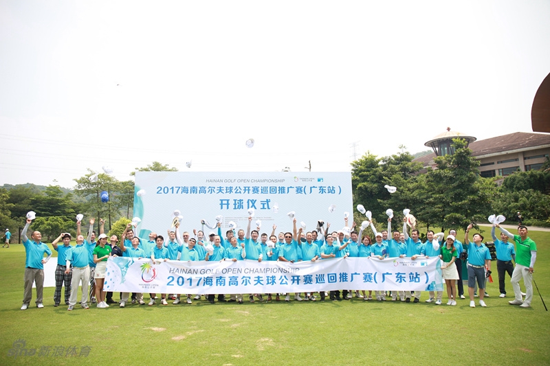阳光洒在广州风神高尔夫俱乐部的广阔绿茵场上，约一百一十名参赛选手精神抖擞，在开球仪式前留下充满期待与活力的大合影
