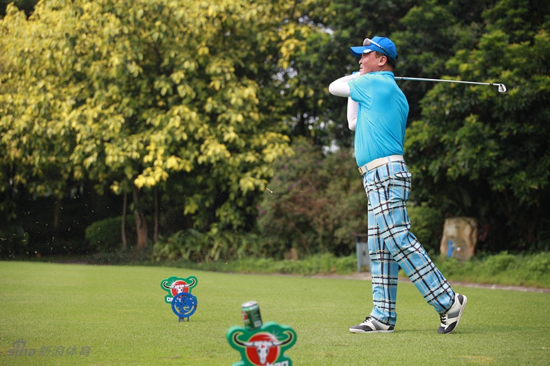 颁奖晚宴上，获奖选手们手持奖杯与鲜花，脸上洋溢着喜悦的笑容，与赛事主办方领导共同合影留念，庆祝比赛圆满成功