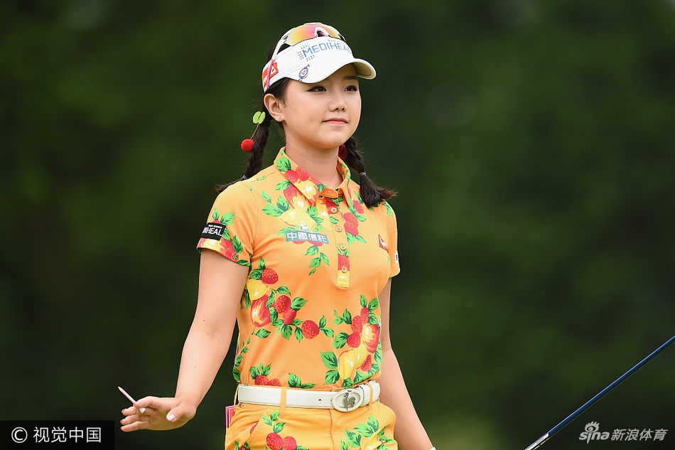 石昱婷完成一次完美的上杆，动作舒展平衡，为有力的下杆击球做好了准备