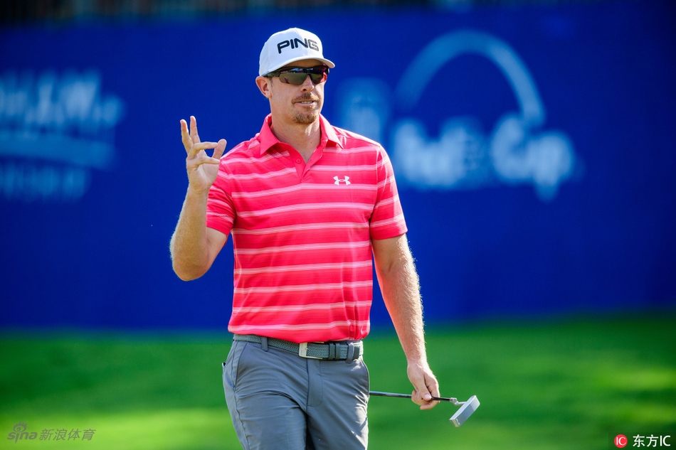 年轻球员奥利·施莱德简斯在沙坑中救球，眼神中充满了对胜利的渴望。