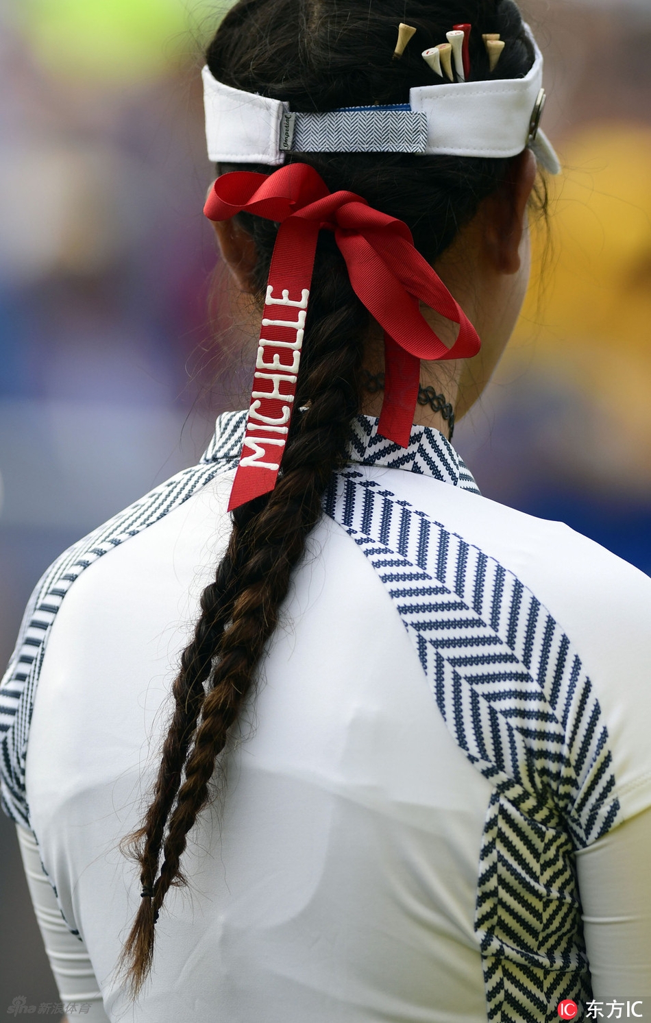 欧洲队球员卡洛塔·希甘达脚穿特制的欧洲队战靴，在球道上自信行走，准备下一杆击球。