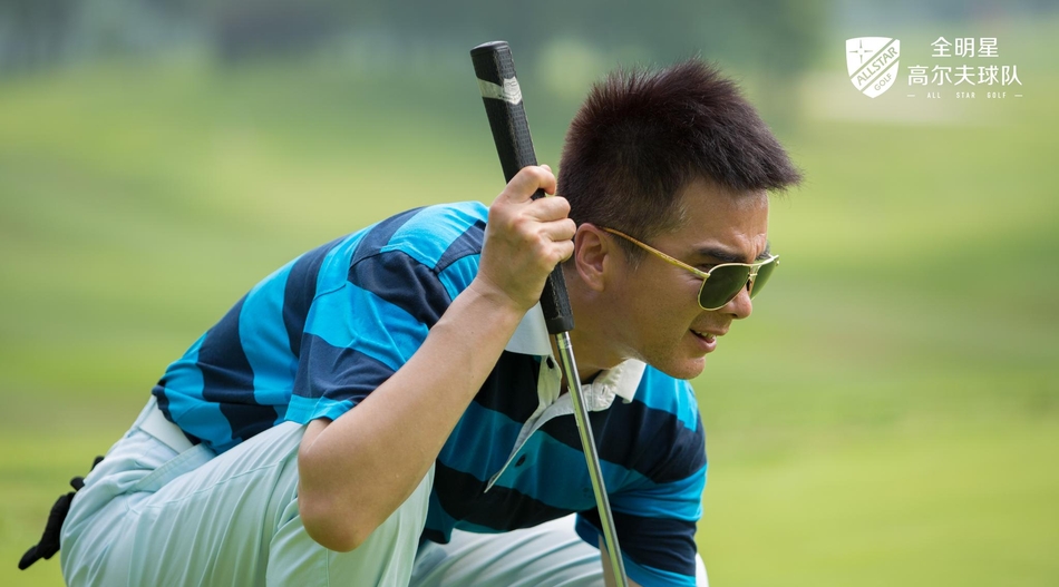 颁奖时刻众人齐聚，奖杯在夕阳下熠熠生辉，获奖者笑容满面，现场洋溢着欢乐与成就感的氛围