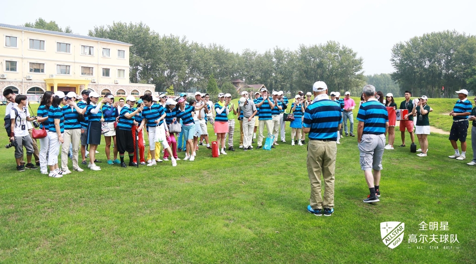 比赛结束后大合影，群星云集于果岭之上，笑容灿烂，定格了这个夏日充满活力与友情的珍贵画面