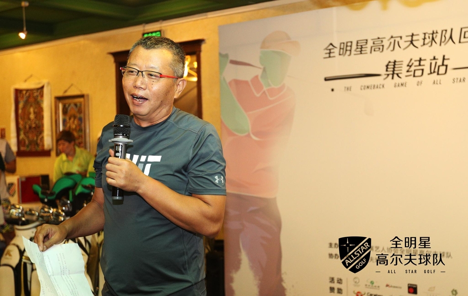 白色小球被击出的瞬间特写，草地飞溅，力量与技巧在此刻完美凝聚