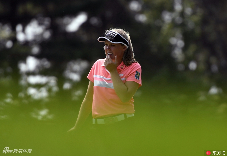 亨德森与高宝璟在练习日并肩走在球道上，两人正在轻松交流，分享对球场策略的看法。