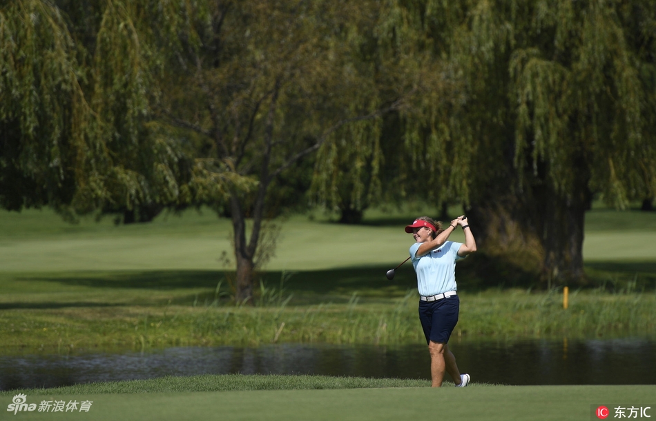 练习轮结束后，亨德森站在果岭旁，手搭凉棚仔细研读码数本，为正式比赛做最后的策略规划。