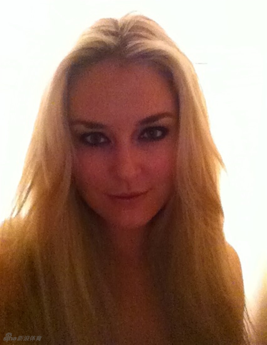 一张构图紧凑的影像，焦点聚集于中心，四周逐渐虚化，营造出强烈的私密氛围