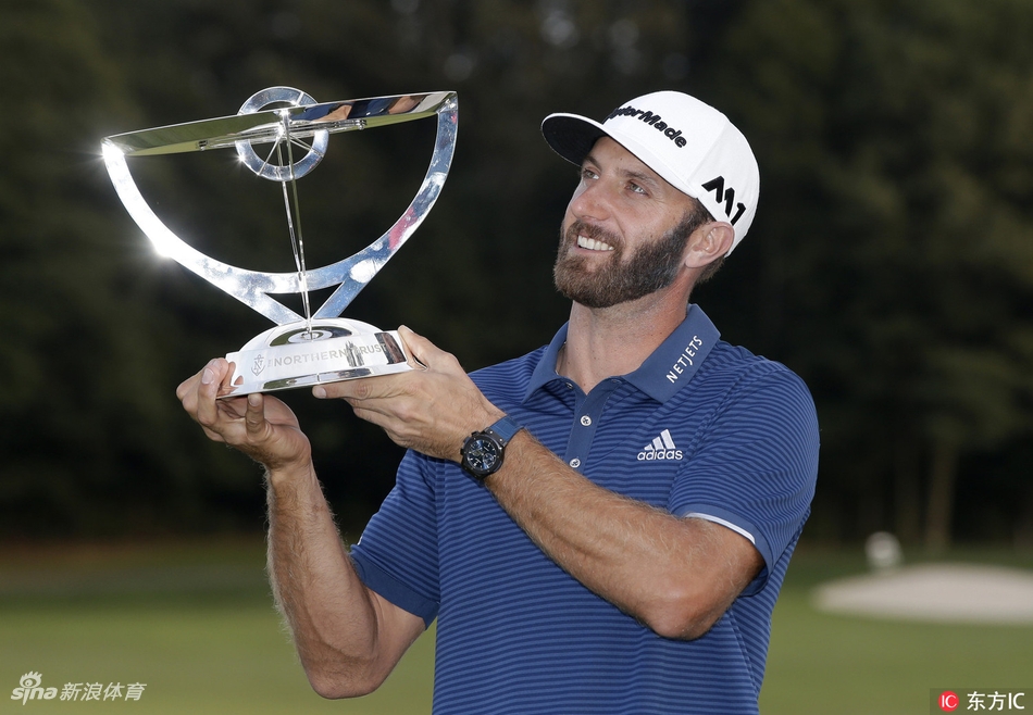 达斯汀专注地凝视手中奖杯，侧脸轮廓分明，仿佛在与这座荣誉象征进行无声的对话。