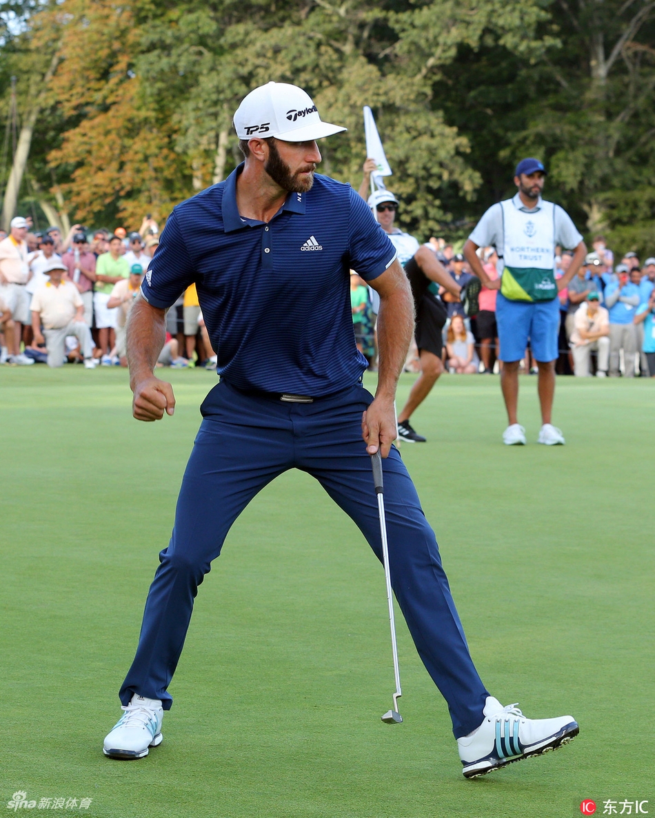 达斯汀在球道上大力开球，身体完全舒展，充满力量感，白色小球如炮弹般射向远方。