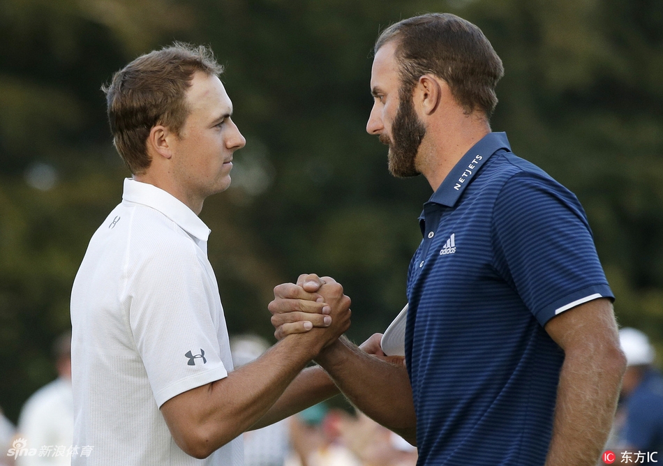 达斯汀与斯皮思在果岭上并肩看线，神情专注，仿佛世界只剩下那条通往球洞的细微线路。