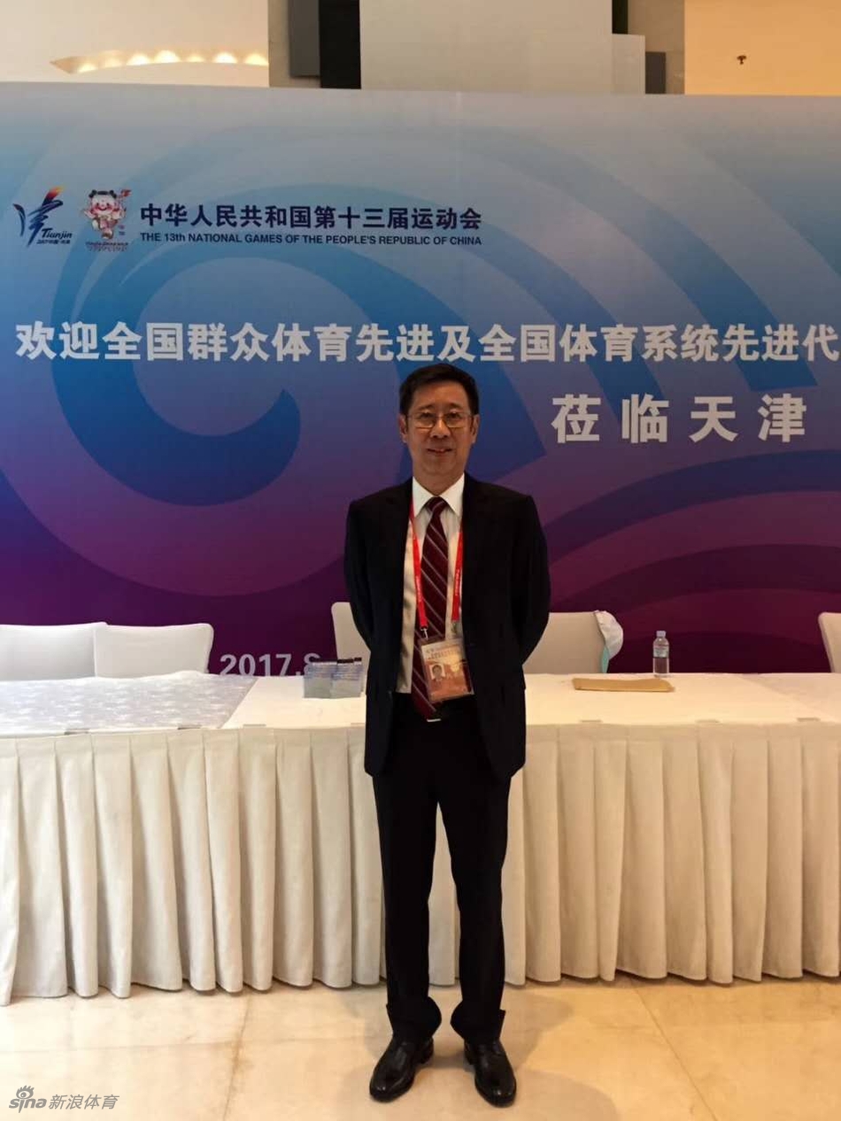 与会代表们正在认真聆听大会报告，现场座无虚席，气氛庄重，每个人都在专注中思考着未来体育发展的方向。