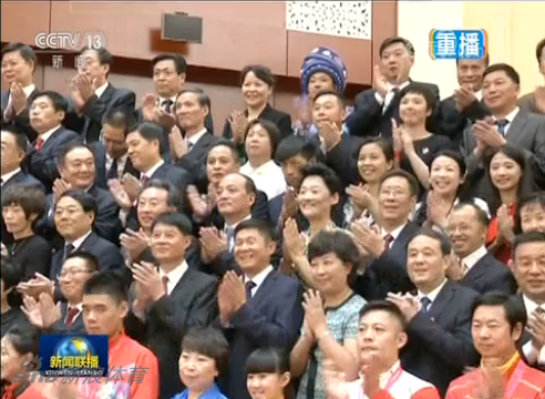 大会现场全景俯瞰，宏伟的会场内灯光璀璨，红色的座椅与整齐的布局，共同构成一幅展现中国体育事业团结向上、秩序井然的壮丽图景。