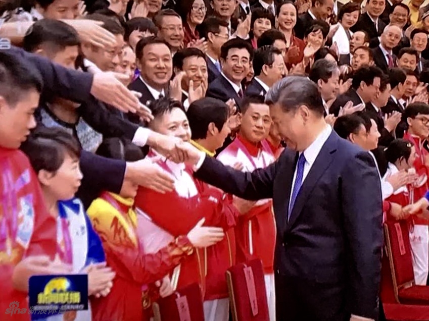 大会颁奖环节，获奖代表们精神抖擞地走向主席台，从领导手中接过象征荣誉的奖牌与证书，脸上洋溢着自豪的笑容。